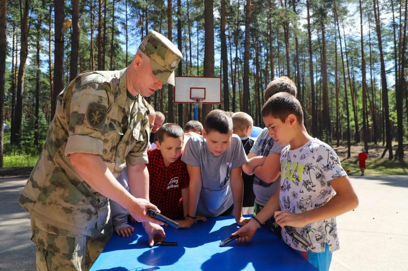 Военнослужащие Росгвардии провели «урок мужества» для рязанских школьников