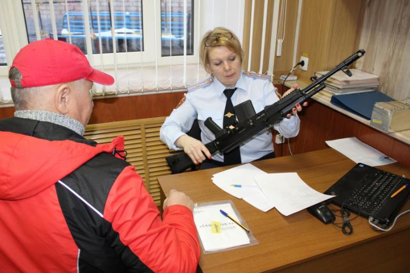 В Оренбуржье сотрудники Росгвардии разъясняют гражданам о поправках в законодательство для владельцев оружия