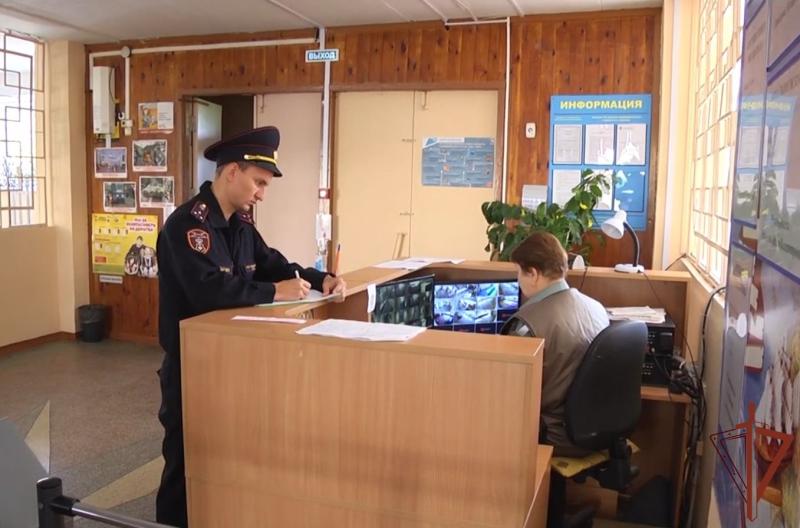 Росгвардия проверяет системы безопасности образовательных учреждений Урала перед началом учебного года