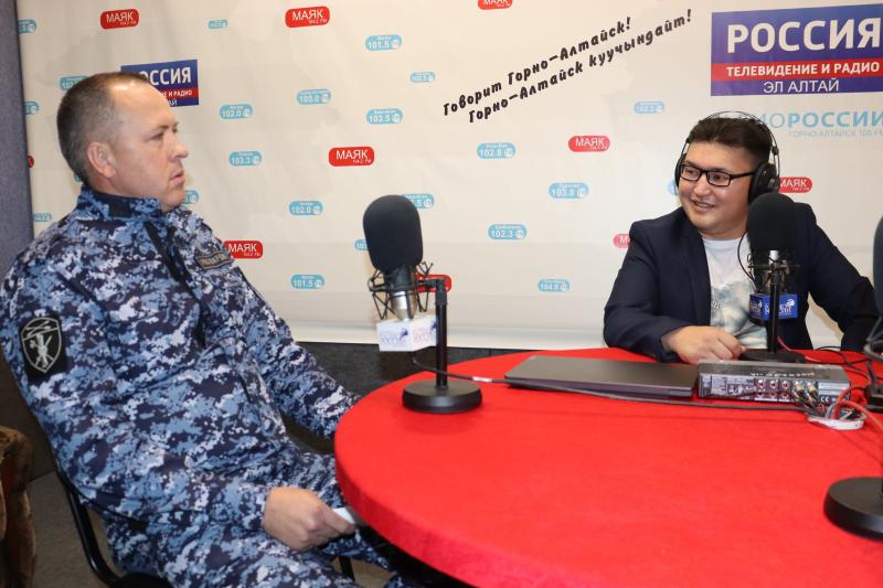 В эфире радио «Горный Алтай» росгвардеец рассказал об изменениях в правилах, регулирующем оборот списанного оружия.