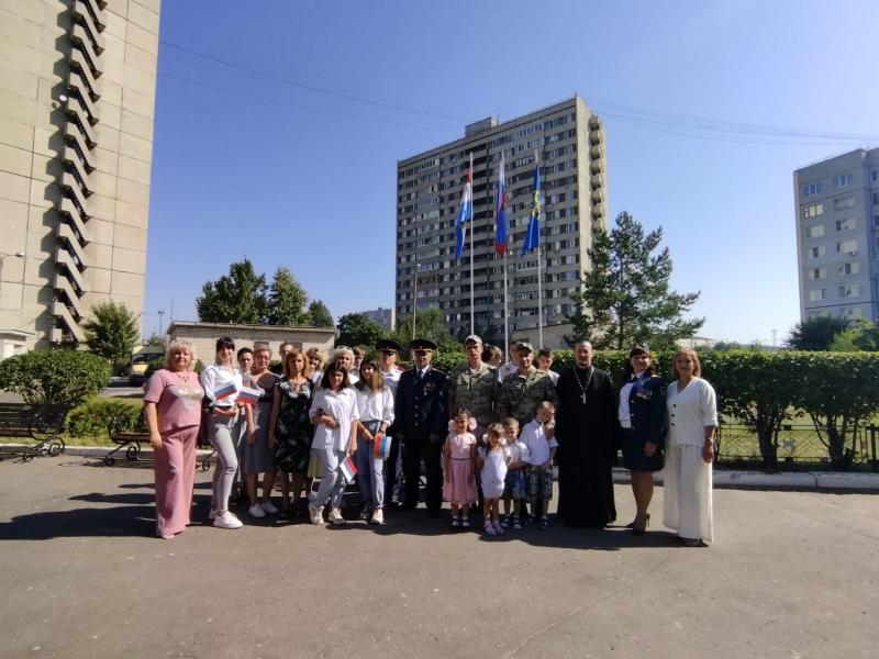 В Тольятти росгвардейцы помогли воспитанникам центра «Гармония» отметить День Государственного флага России