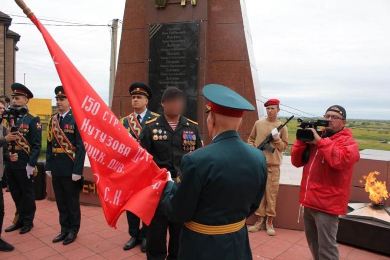 Спецназу Росгвардии в Югре ветераны Великой Отечественной войны вручили копию легендарного Знамени Победы