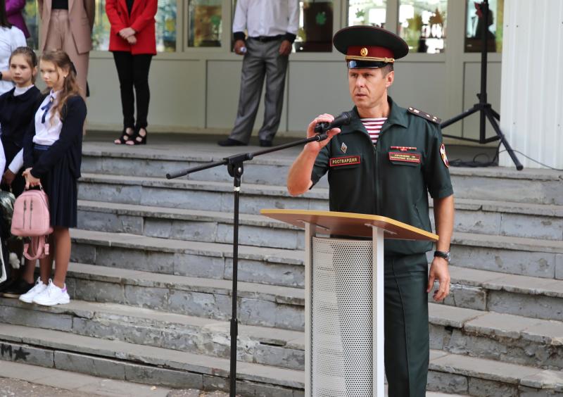 В Мордовии росгвардейцы приняли участие в торжественной линейке подшефной школы