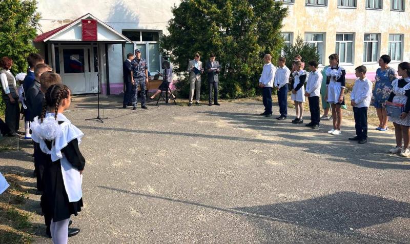 В Мордовии сотрудники вневедомственной охраны Росгвардии поздравили учеников подшефной школы с Днем знаний