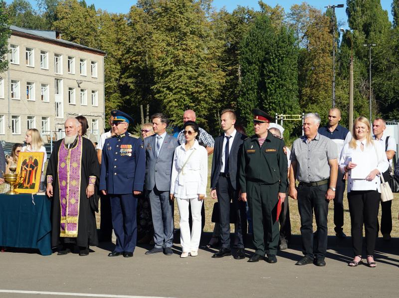 Представители Росгвардии в Воронеже поздравили воспитанников кадетского корпуса с Днём Знаний