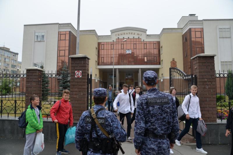 В Свердловской области сотрудники Росгвардии приняли участие в обеспечении правопорядка во время празднования Дня знаний