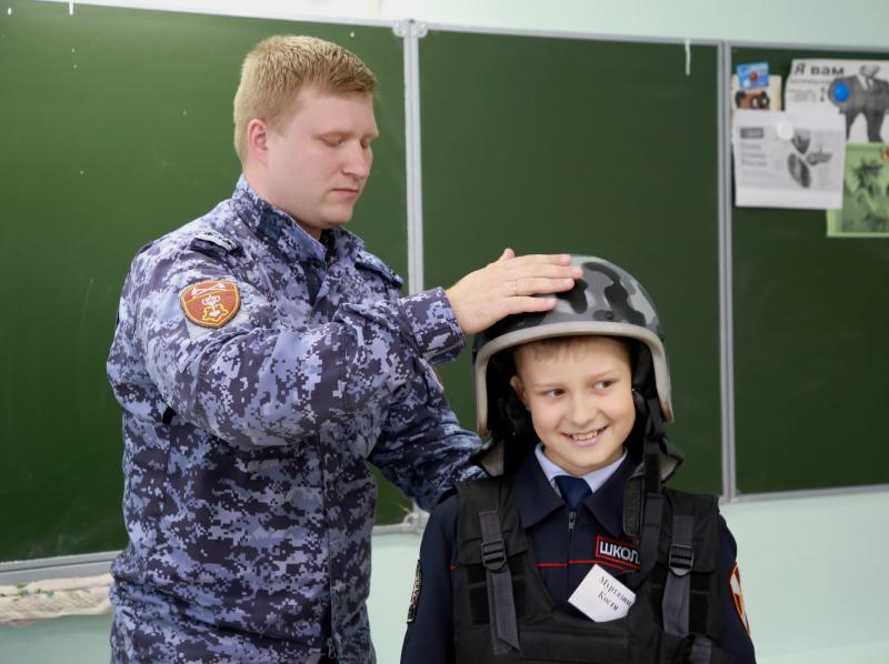 В Мордовии росгвардеец рассказал детям о Сталинградской битве