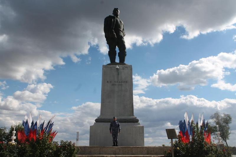 В Оренбурге сотрудник Росгвардии в рамках акции «РосгвардияГид» рассказал о памятнике Валерию Чкалову