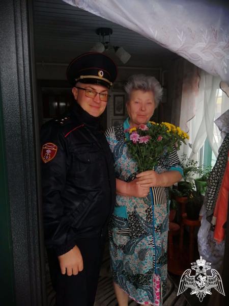 В Новосибирской области сотрудники вневедомственной охраны Росгвардии поздравили ветеранов службы с Днем пожилого человека
