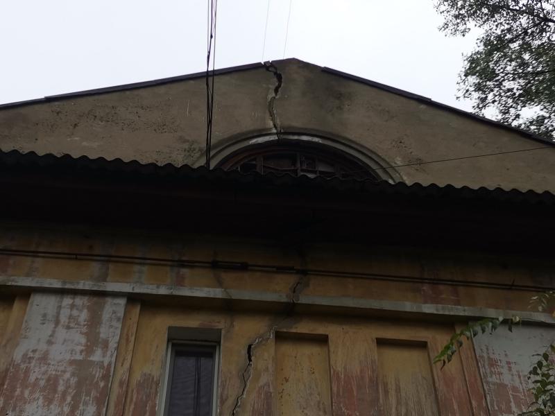 В Воронеже аварийный дом довоенной постройки треснул пополам