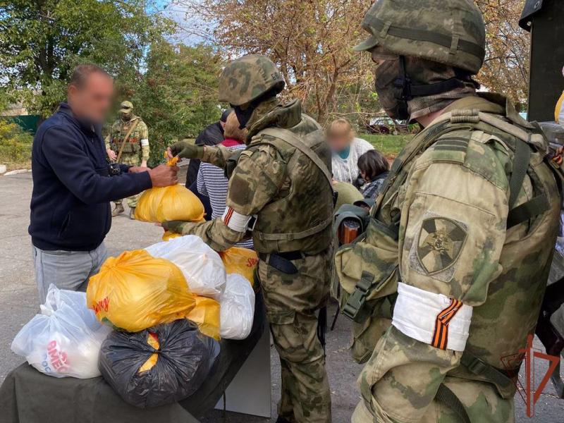 Росгвардейцы обеспечивают безопасность и доставку гуманитарной помощи населению в Херсонской и Запорожской областях