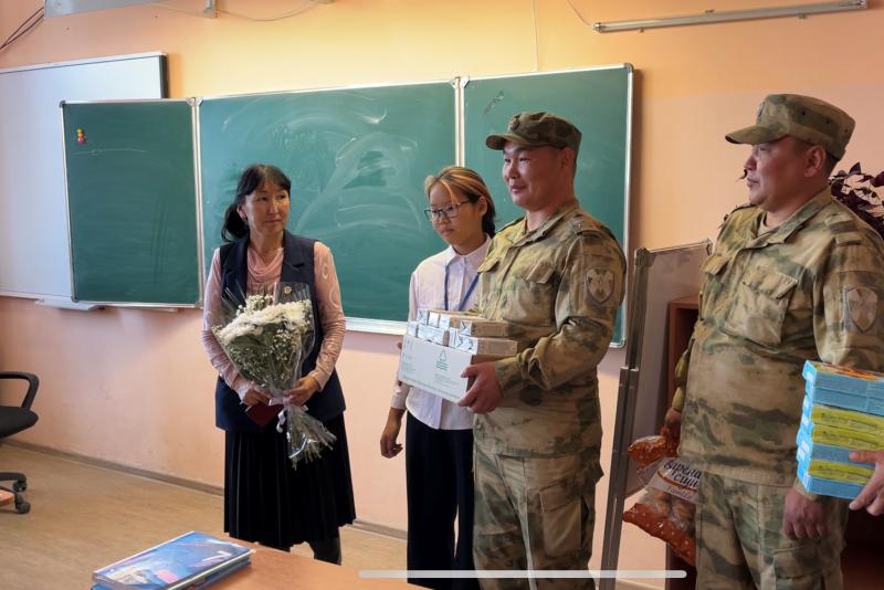 Военнослужащие Росгвардии исполнили желание воспитанницы социального центра в Туве поздравить своего учителя