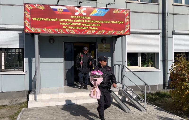 Сотрудники вневедомственной охраны поздравили педагогов подшефной школы в г. Кызыле