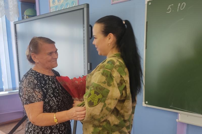 Курские росгвардейцы поздравили учителей с профессиональным праздником