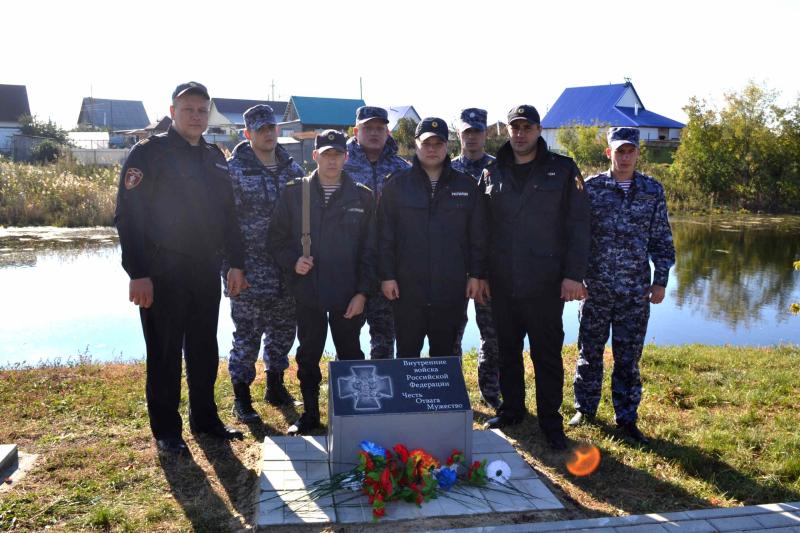Сотрудники Росгвардии приняли участие в открытии памятника войскам правопорядка в Курганской области
