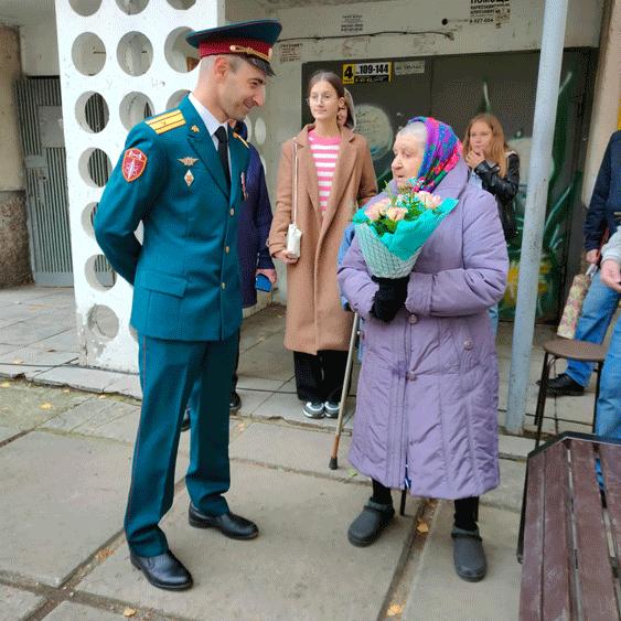 В Димитровграде военнослужащие Росгвардии поздравили с днем рождения ветерана Великой отечественной войны