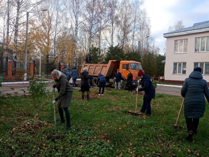 Судебные приставы устроили субботник на территории службы