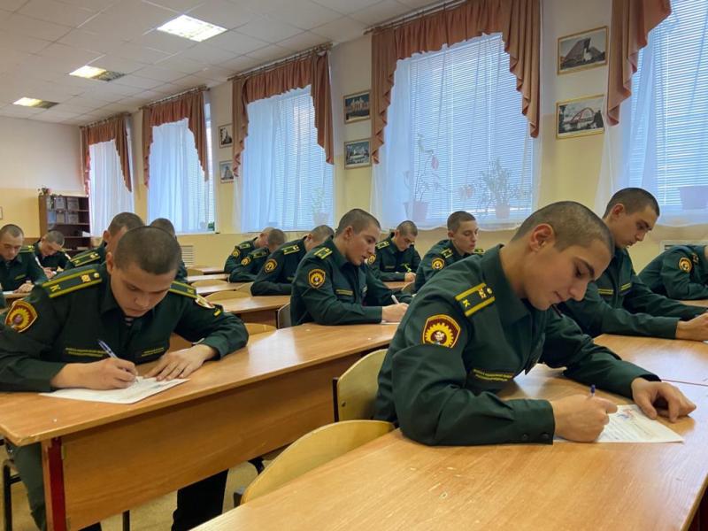 Курсанты Новосибирского военного института Росгвардии написали поздравительные письма своим мамам