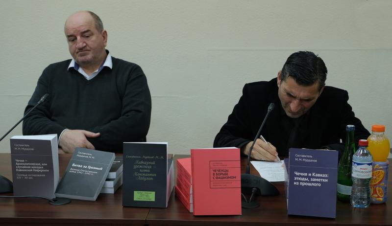 В Грозном военнослужащие Росгвардии приняли участие в презентации книг известного краеведа