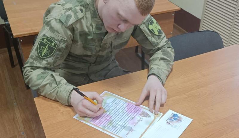В Кирове военнослужащие Росгвардии по призыву приняли участие в акции «С любовью к маме»