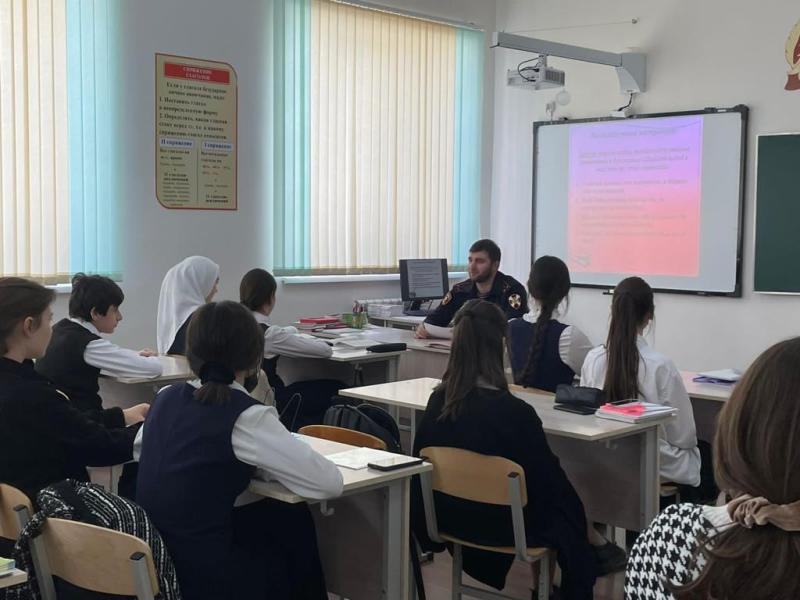 Росгвардейцы Ингушетии рассказали школьникам о первом командующем внутренней стражи России