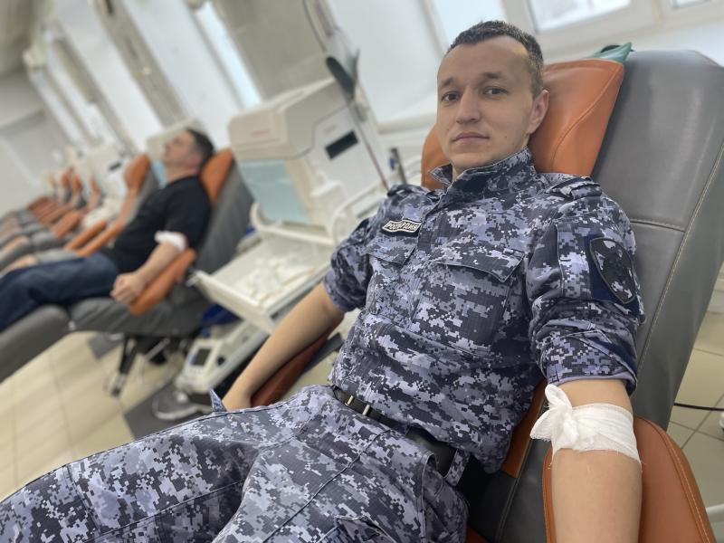 Росгвардейцы сдали кровь для участников СВО, проходящих лечение в военном госпитале Иркутска