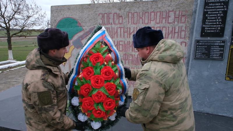 В Чеченской Республике военнослужащие Росгвардии возложили цветы к братской могиле