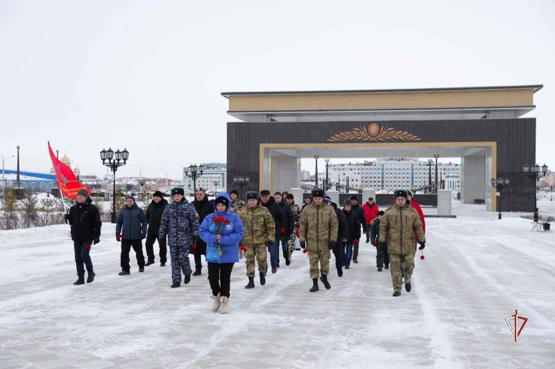 Представители Росгвардии присоединились к памятным мероприятиям в День неизвестного солдата на Ямале