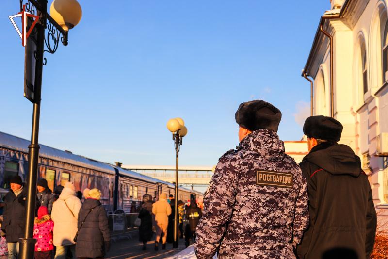 В Йошкар-Оле росгвардейцы приняли участие в обеспечении безопасности встречи «Поезда Деда Мороза»