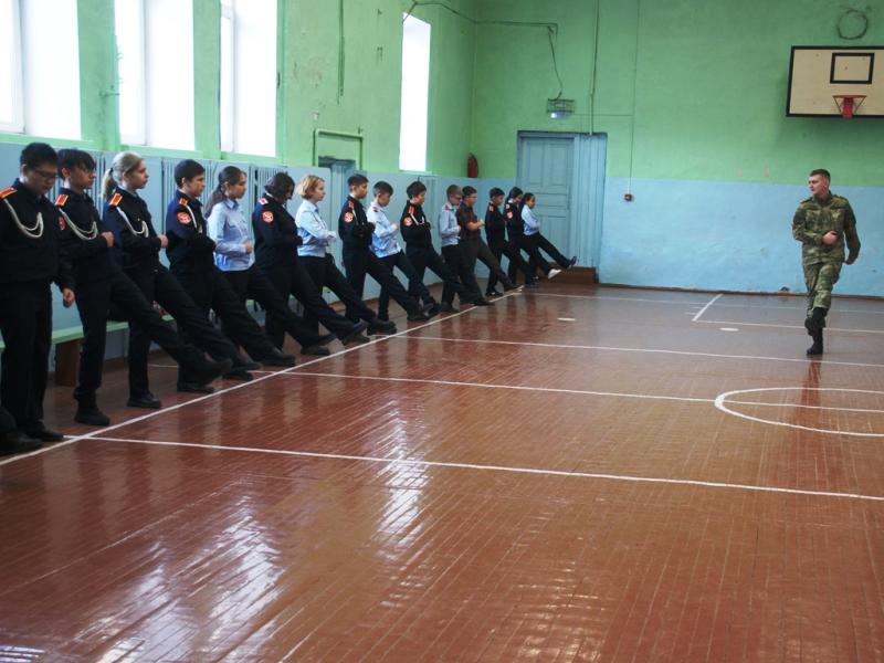 Росгвардейцы провели для абаканских кадетов урок по строевой подготовке
