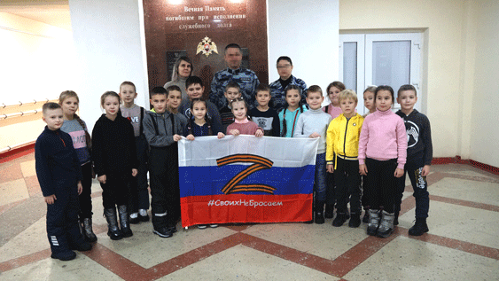 В Ульяновске школьники побывали на территории спецподразделения Росгвардии и передали письма в поддержку участников спецоперации