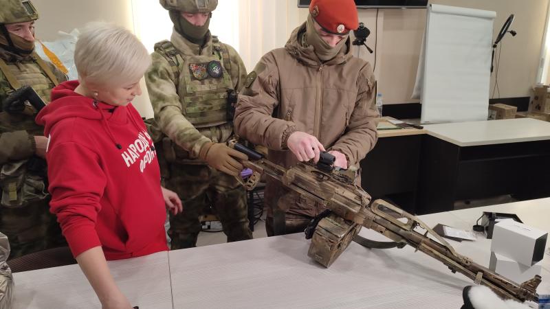 Отдыхающая в Крыму пенсионерка купила прицелы для крымских бойцов на передовую