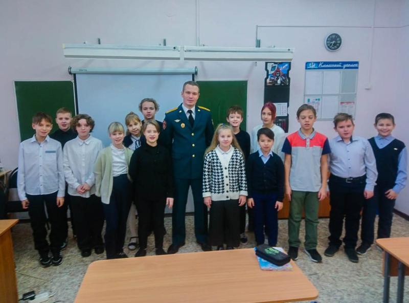 В городе Заречном Пензенской области военнослужащие Росгвардии провели встречу со школьниками