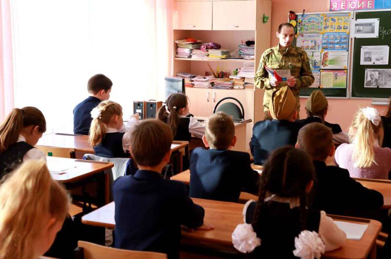 В Саранске росгвардеец провел урок Конституции для  четвероклассников