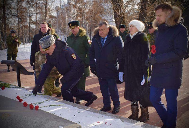 Начальник Управления Росгвардии по Иркутской области Алексей Сапожников почтил память Героев России