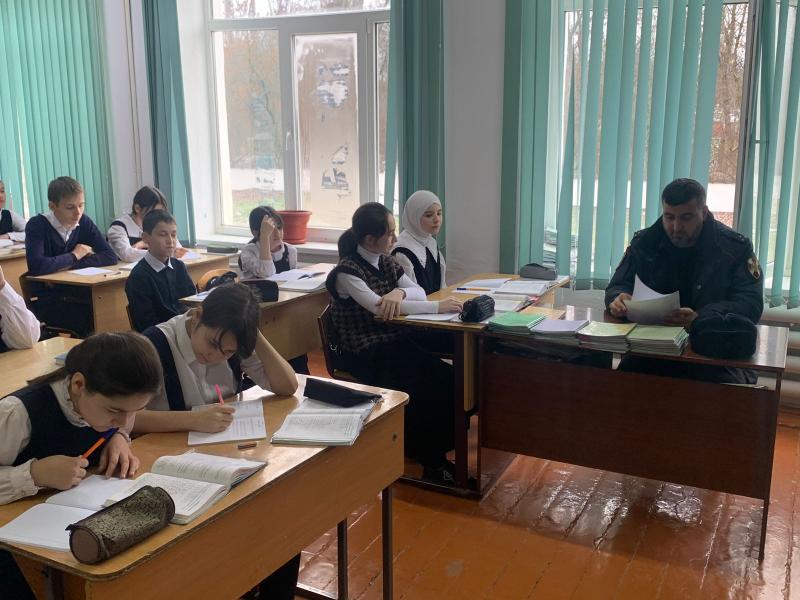 В Ингушетии росгвардейцы провели тематические встречи со школьниками, посвященные Дню Конституции