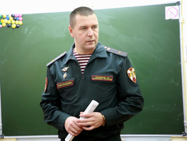 В Мордовии росгвардеец рассказал школьникам о героях