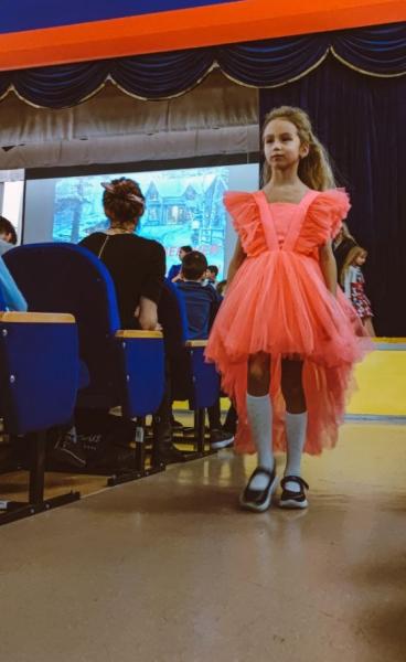 Предновогодний показ мод прошел в московской школе №2120