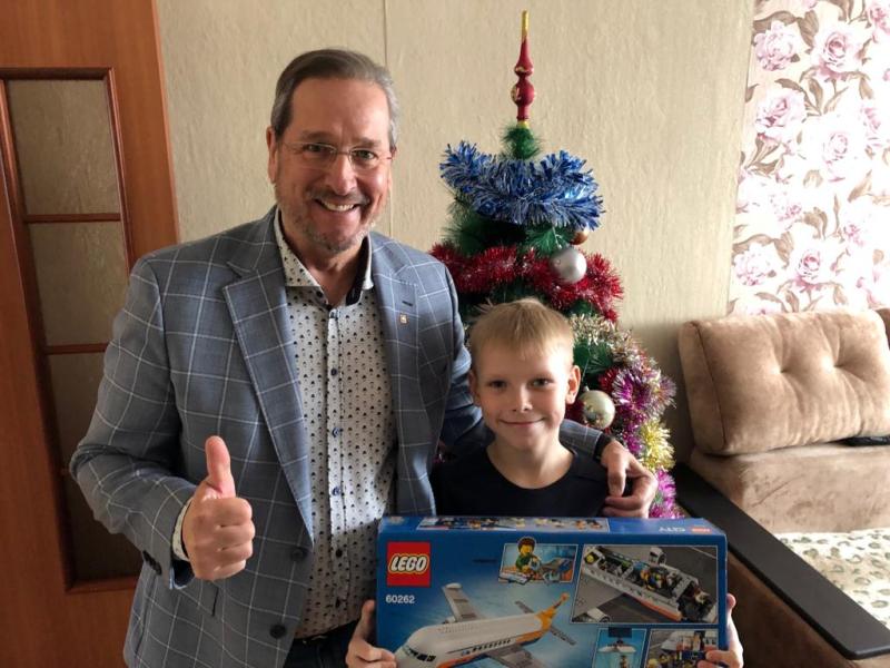 Уполномоченный по защите прав предпринимателей в Челябинской области исполнил мечту мальчика в рамках новогодней акции «Елка желаний»
