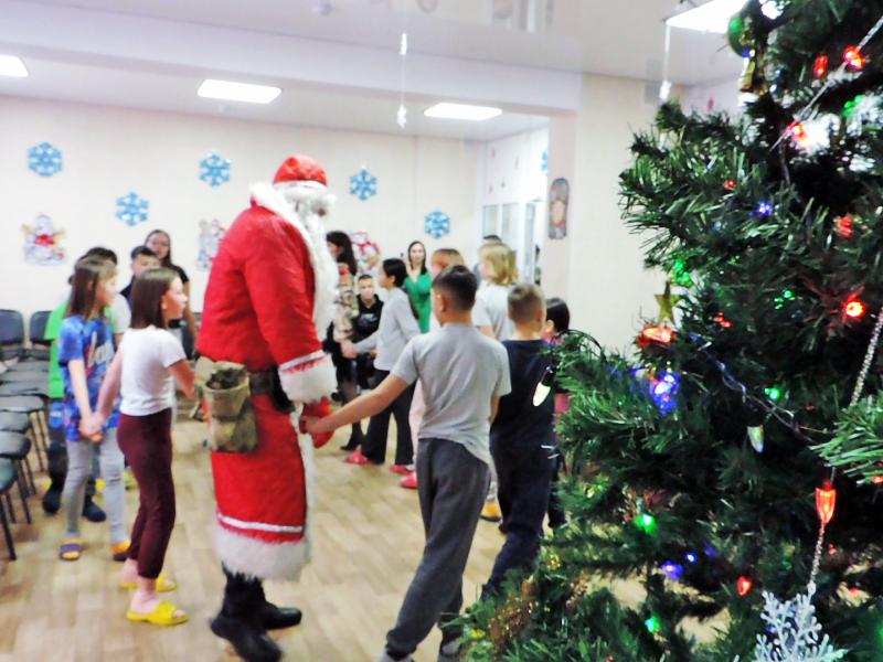 «Дед Мороз специального назначения» Росгвардии поздравил детей из реабилитационного центра в Хакасии