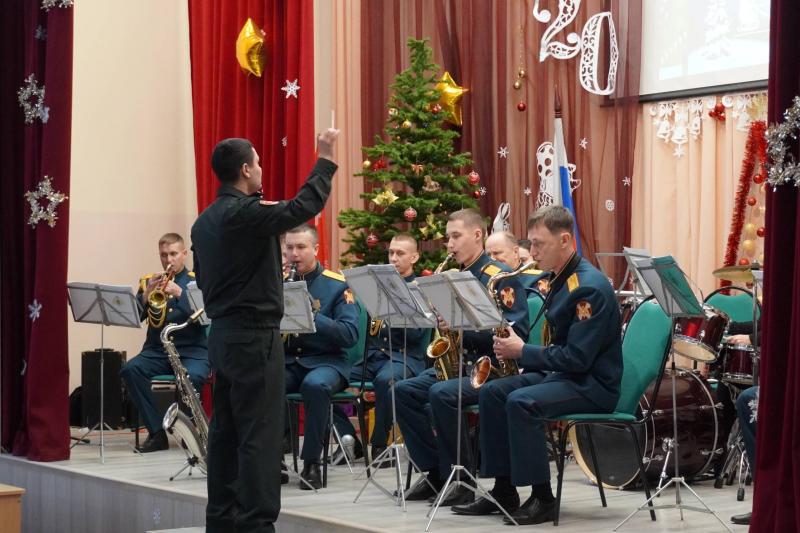 В Чувашии военный оркестр «Волжские берега» поздравил школьников с наступающим Новым годом