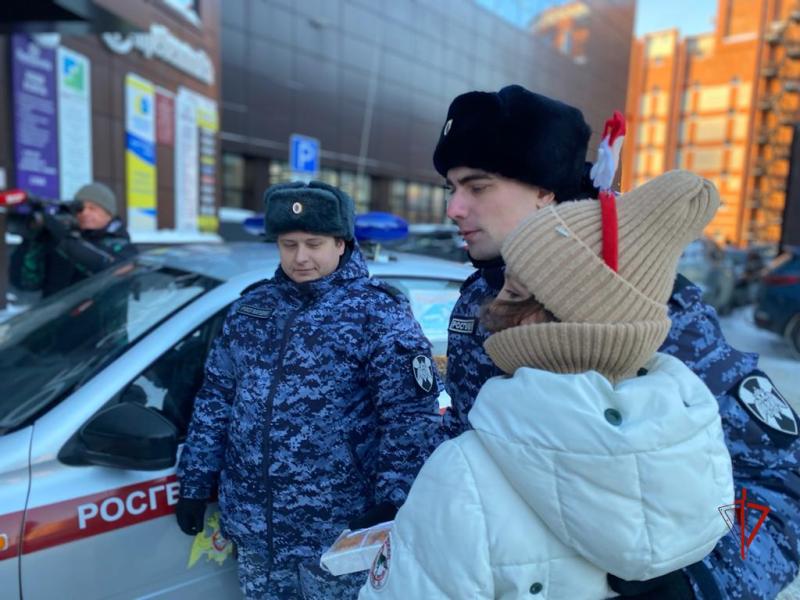 Юные Деды Морозы и Снегурочки поздравили росгвардейцев в Томске