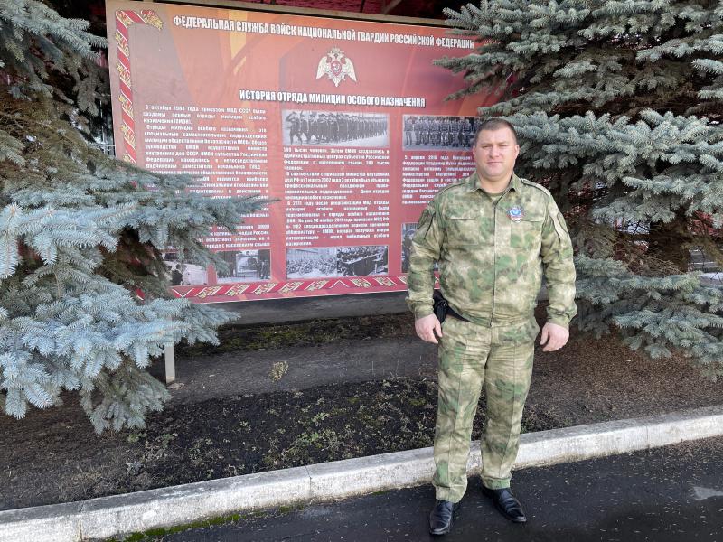 В Ингушетии росгвардеец помог человеку, оказавшемуся в горящей машине