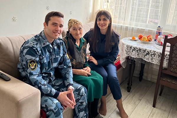 Ветеранов и детей погибших сотрудников уголовно-исполнительной системы Дагестана поздравили с Новым годом