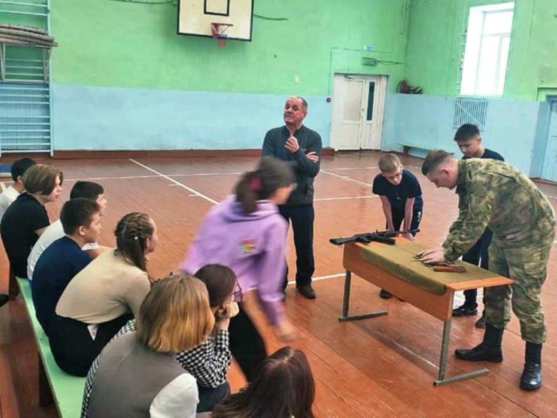 Росгвардейцы провели для абаканских кадетов мастер-класс по сборке и разборке автомата Калашникова