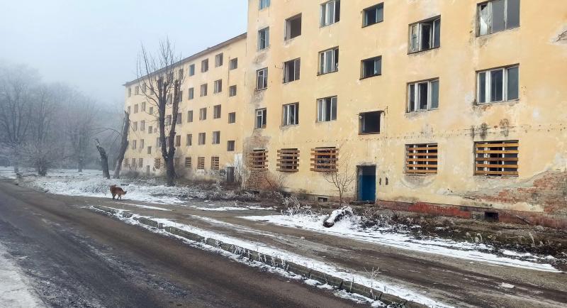 Посторонним вход воспрещен: в Нальчике ограничили доступ к заброшенным зданиям возле школы № 25