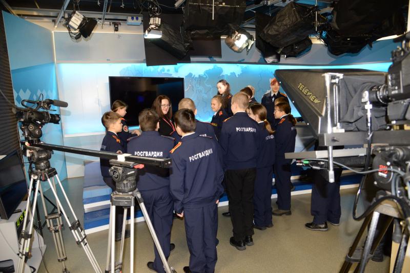 На Ямале росгвардейцы организовали для подшефных кадет экскурсию в региональную телерадиокомпанию