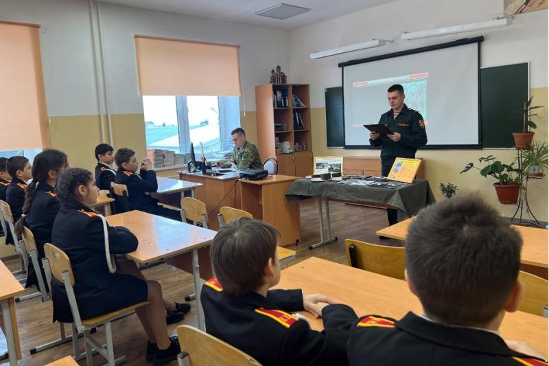 Патриотические мероприятия для учащихся ведомственной школы провели военнослужащие Росгвардии в Грозном