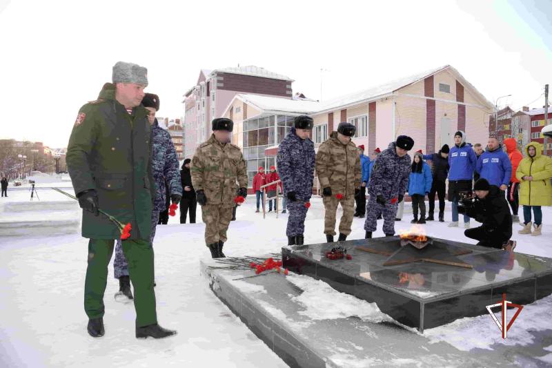 На Ямале росгвардейцы присоединились к памятным мероприятиям, посвященным 79-й годовщине полного снятия блокады Ленинграда