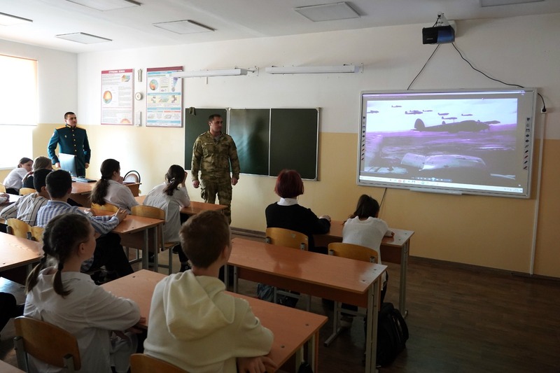 В Грозном росгвардейцы рассказали школьникам о Сталинградской битве